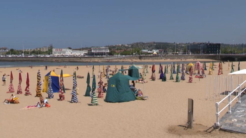 La playa de San Lorenzo ya luce sus icónicas casetas Noticias RTPA