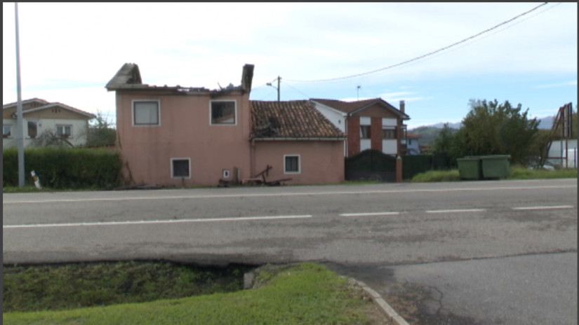 Un Incendio Destruye Una Casa Deshabitada De Dos Pisos En Siero