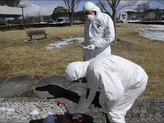 Técnicos japoneses miden los niveles de plutonio en el suelo