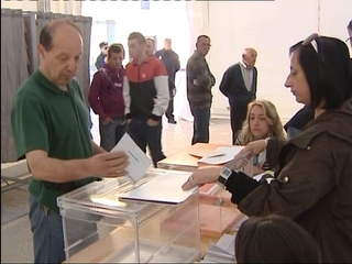 Un ciudadano ejerciendo su derecho al voto