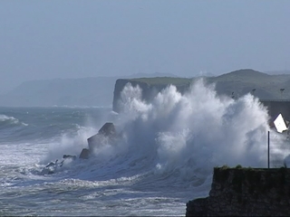 Olas en la costa de Llanes