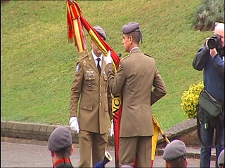 El coronel González-Valerio recibe la bandera de manos de su antecesor en el cargo