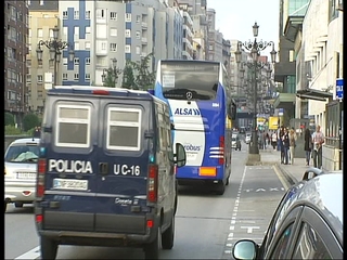 Un furgón de la policía escolta un autobús de Alsa
