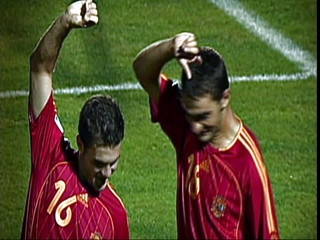 Mata y Adrián celebran un gol con la Selección española