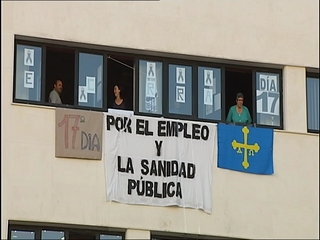 Encierro de los sindicatos sanitarios en el SESPA