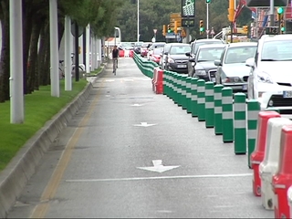 Carril bici habilitado en el paseo del Muro en Gijón