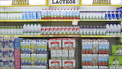 Bricks de leche en un supermercado