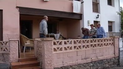 Familiares de las víctimas a la entrada de la vivienda donde ocurrió el suceso