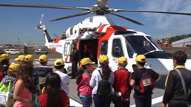 Escolares en la jornada de puertas abiertas en la base del 'Helimer'