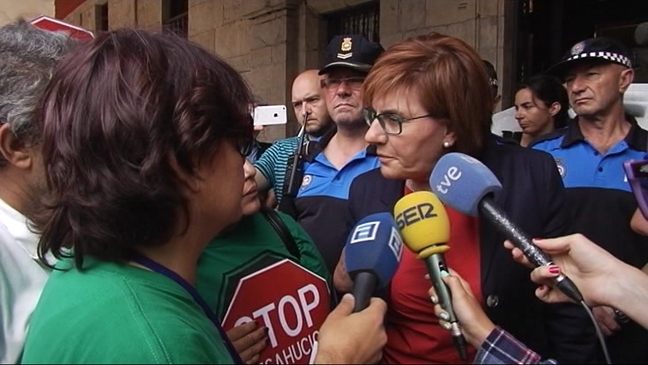 La alcadesa de Avilés, Pilar Varela, atiende a los vecinos del Nodo antes de entrar al ayuntamiento