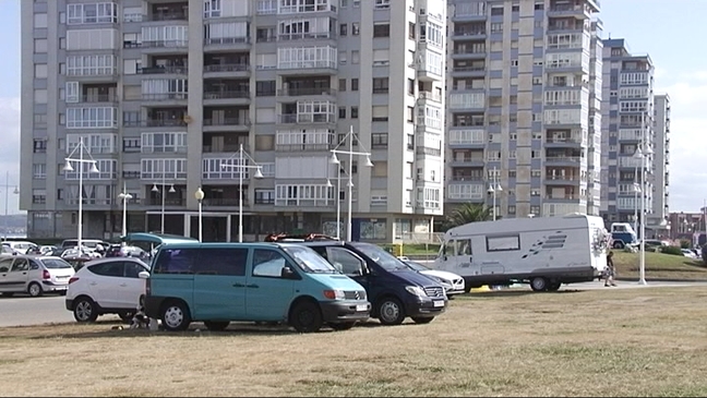 Caravanas aparcadas en Salinas