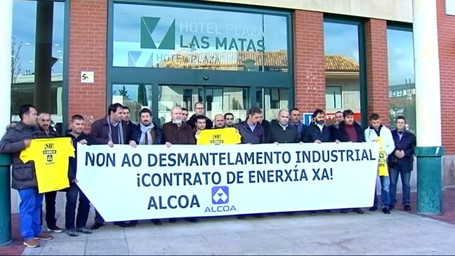 Los sindicatos de Alcoa momentos antes de entrar a la reunión de Madrid