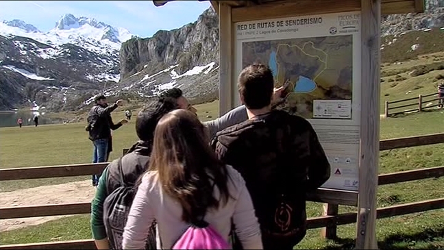 Turistas en los Lagos de Covadonga