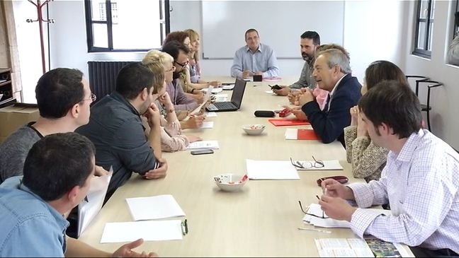 Reunión entre miembros de Somos y del PSOE en Oviedo 