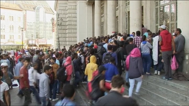 Refugiados a las puertas de la estación de tren de Budapest