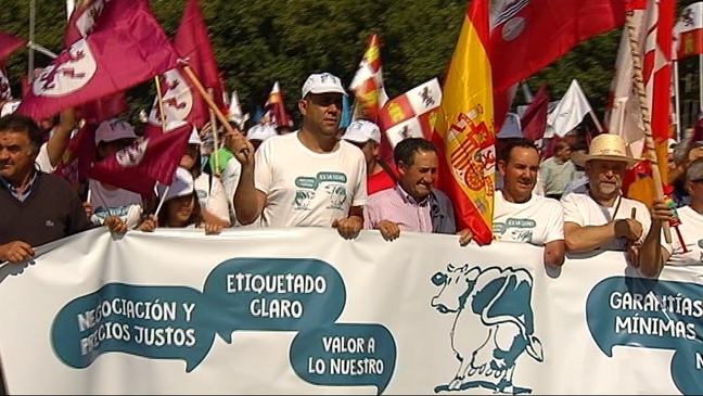 Los tractores llegan a Bruselas en protesta por precio de la leche