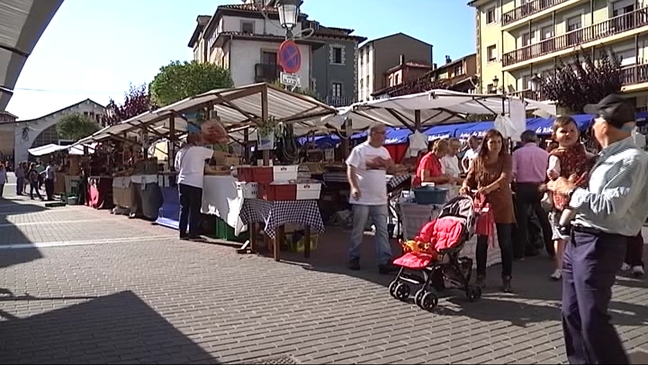 Mercáu tradicional de Colunga con motivo del Día de Asturias