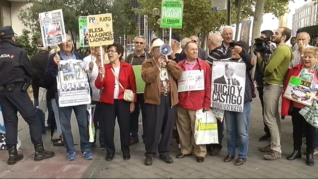 Protesta de los afectados por las preferentes a la llegada de Rato a los juzgados