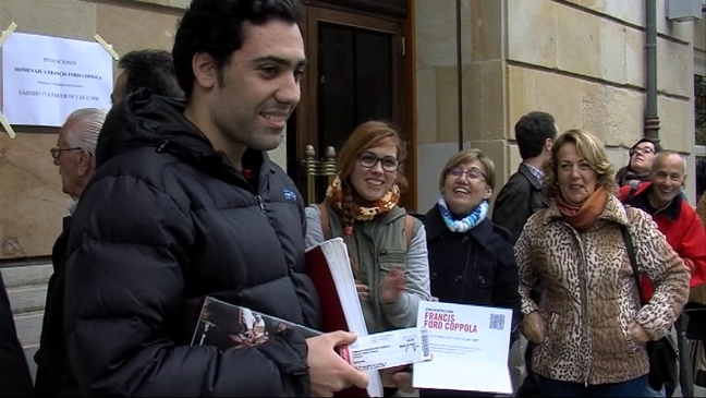 Un afortunado con la entrada para el acto que el cineasta Francis Ford Coppola protagonizará en Gijón