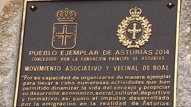 Placa que reconoce a Bual como Pueblo Ejemplar de Asturias 2014