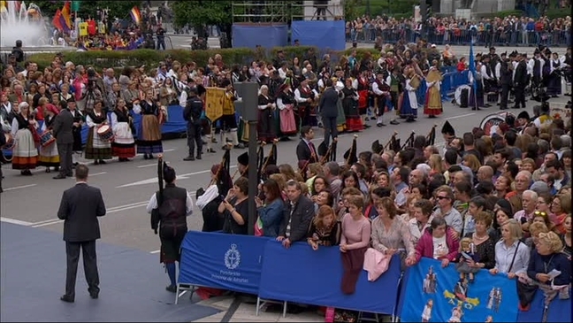 Público en la calle en el día de la Ceremonia de entrega de los Premios Princesa