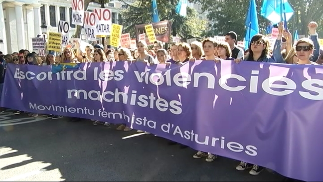 Pancarta del movimiento feminista de Asturias contra la violencia machista