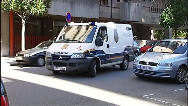 Furgón de la Policía llegando a los Juzgados de Oviedo