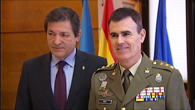 Javier Fernández recibe al coronel Raimundo Rodríguez Roca