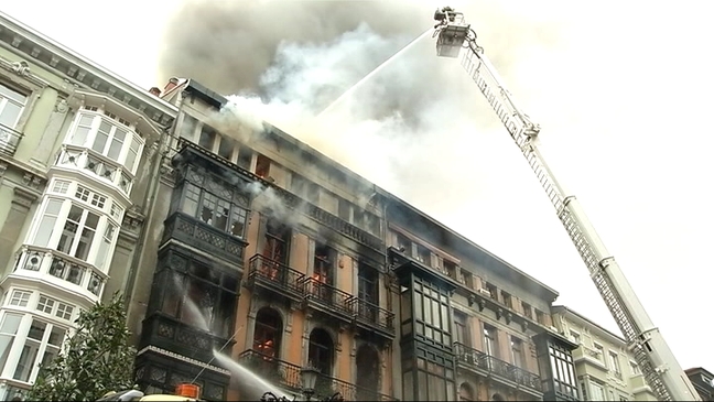 Continúa la refrigeración en edificio quemado en Oviedo