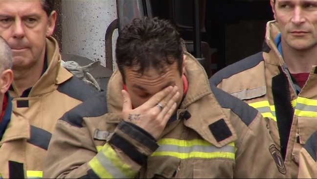 Bomberos mostrando su dolor en el minuto de silencio por el compañero fallecido 