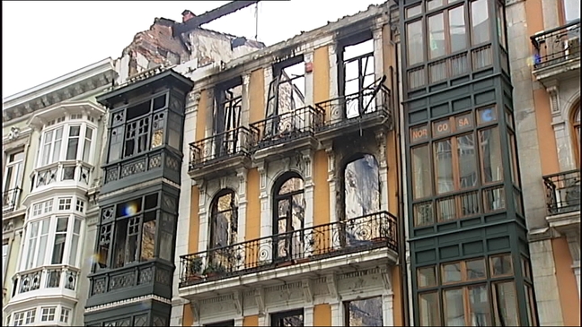 Edificio de Oviedo afectado por las llamas