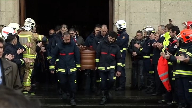 Cientos de bomberos despiden a Eloy Palacio en La Pola Siero