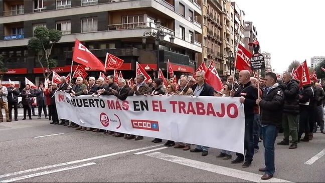 Concentración en Oviedo por la última muerte en Asturias en accidente laboral, la del bombero Eloy Palacio