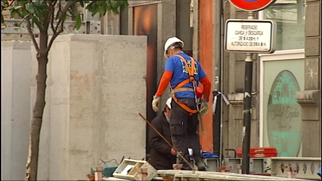 Obrero trabajando en las inmediaciones del edifico incendiado de Oviedo