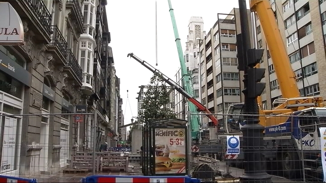 Obras de arreglo en la fachada de la calle Uría