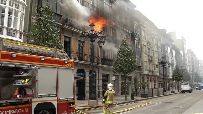 Bomberos trabajando en el incendio de Uría 58