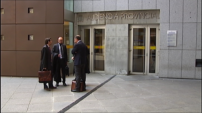 Abogados frente a las puertas de la Audiencia Provincial