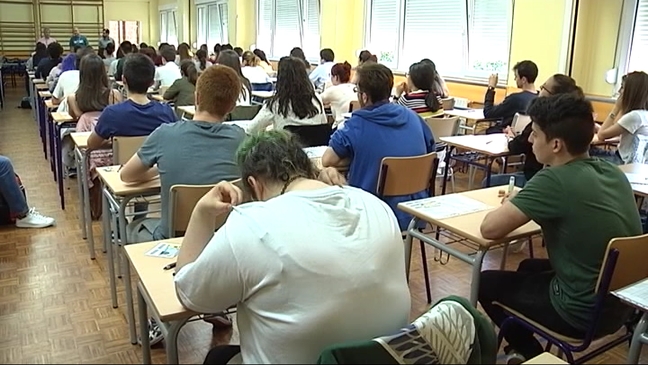 Alumnos examinándose de la PAU