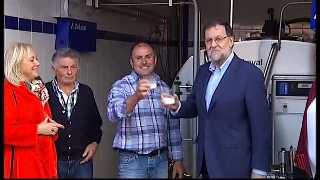 Rajoy brindando con leche en su visita a Asturias