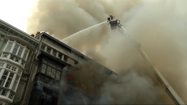 Bomberos trabajando en el incendio de Uría