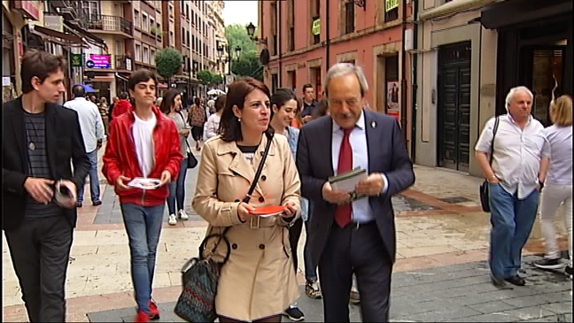 La cabeza de lista del PSOE al Congreso por Asturias, Adriana Lastra y el alcalde de Oviedo