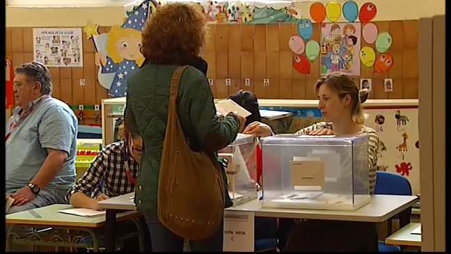 Una mujer ejerce su derecho al voto en las elecciones del 26J