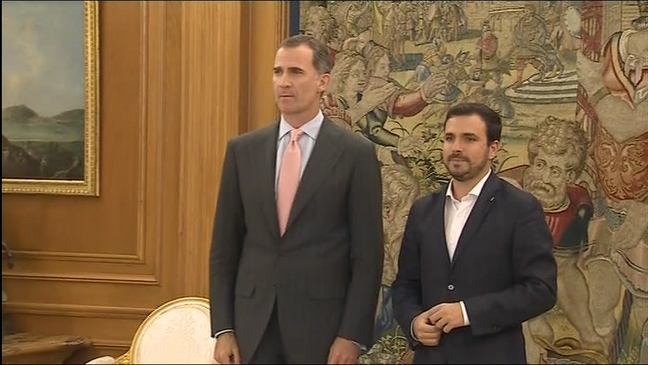 El rey junto al líder de IU, Alberto Garzón