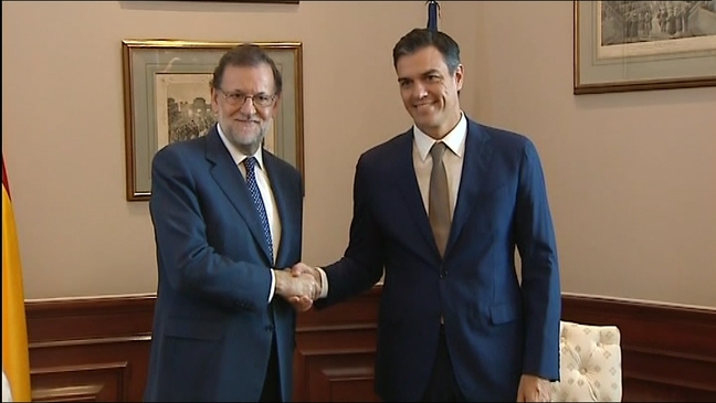 Saludo entre Mariano Rajoy y Pedro Sánchez