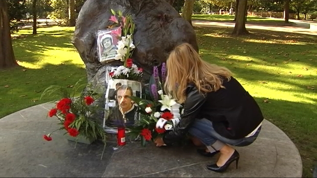 La viuda de Eloy Palacio deposita flores en honor a su marido fallecido en el incendio de Uría