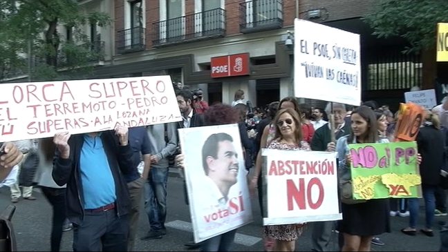 Partidarios de Sánchez a las puertas de Ferraz durante el Comité Federal