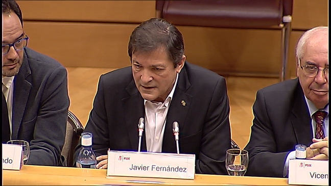 El presidente de la gestora del PSOE, Javier Fernández en el Senado en la reunión con el PSOE