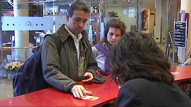 Turistas en la recepción de un hotel  