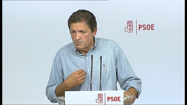  El presidente de la gestora, Javier Fernández, anuncia la abstención