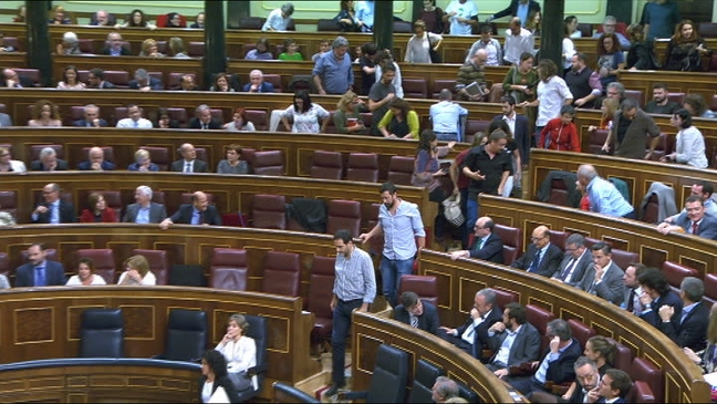 Los diputados de Podemos abandonando el Hemiciclo